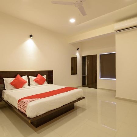 Oyo 22964 Kundan Lawns Hotel Ширди Екстериор снимка