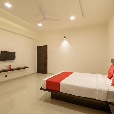 Oyo 22964 Kundan Lawns Hotel Ширди Екстериор снимка