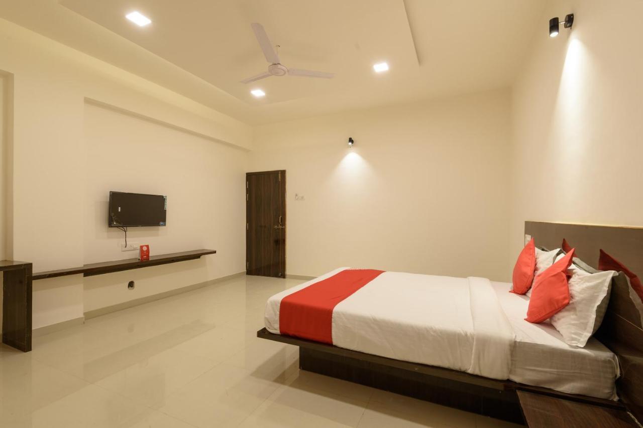 Oyo 22964 Kundan Lawns Hotel Ширди Екстериор снимка
