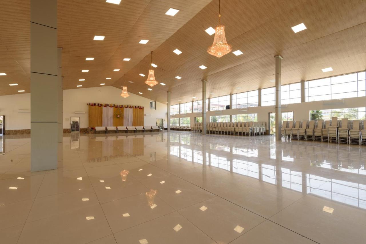 Oyo 22964 Kundan Lawns Hotel Ширди Екстериор снимка