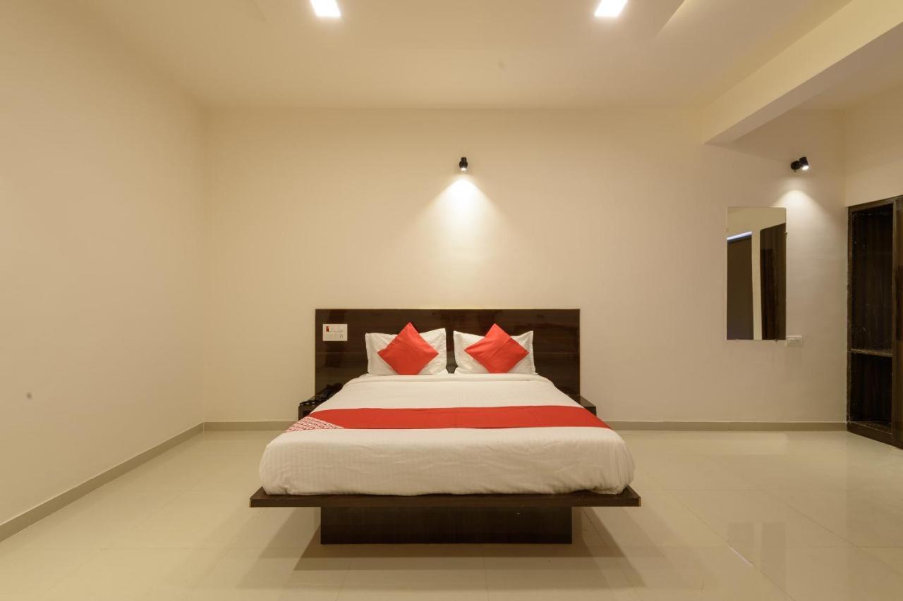 Oyo 22964 Kundan Lawns Hotel Ширди Екстериор снимка
