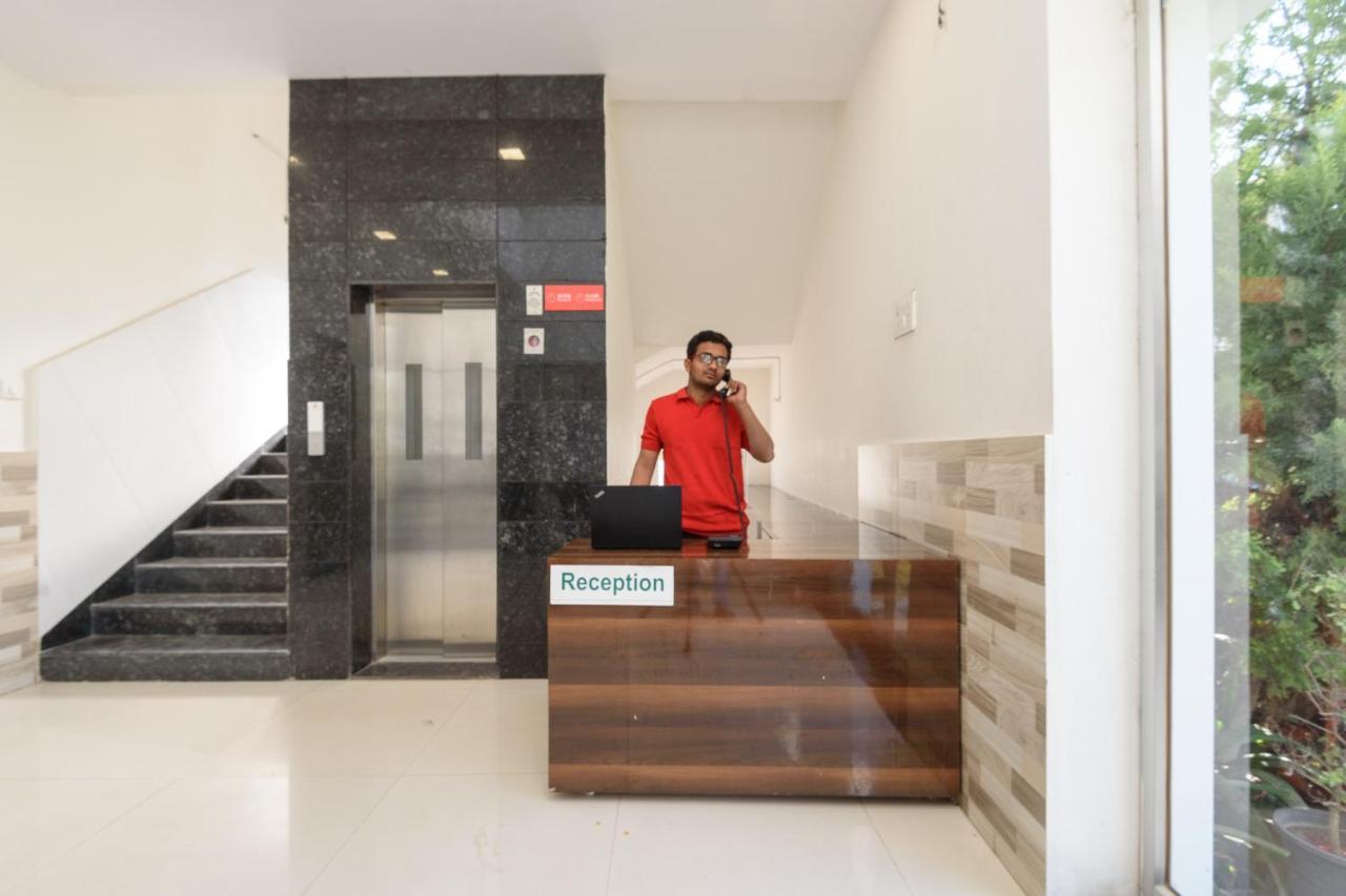 Oyo 22964 Kundan Lawns Hotel Ширди Екстериор снимка