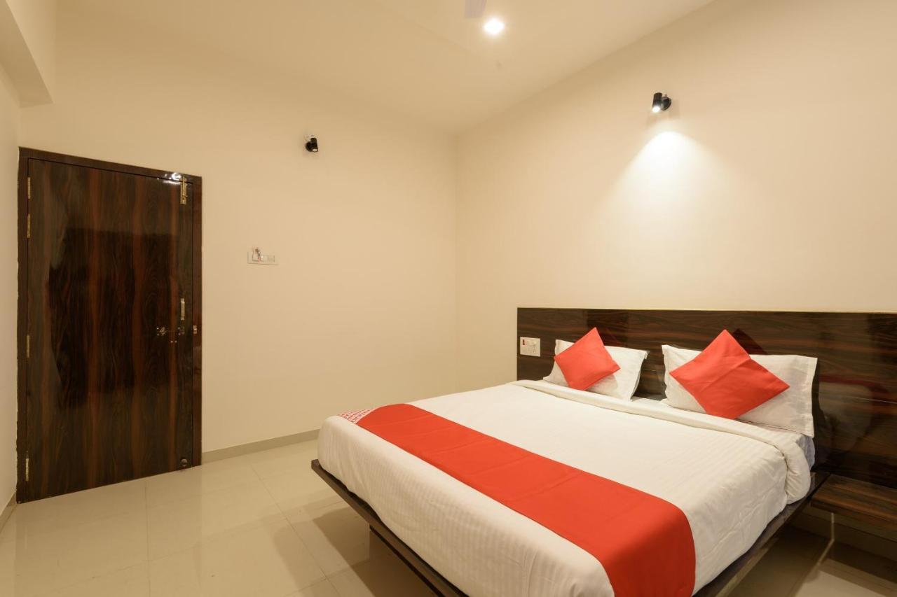 Oyo 22964 Kundan Lawns Hotel Ширди Екстериор снимка