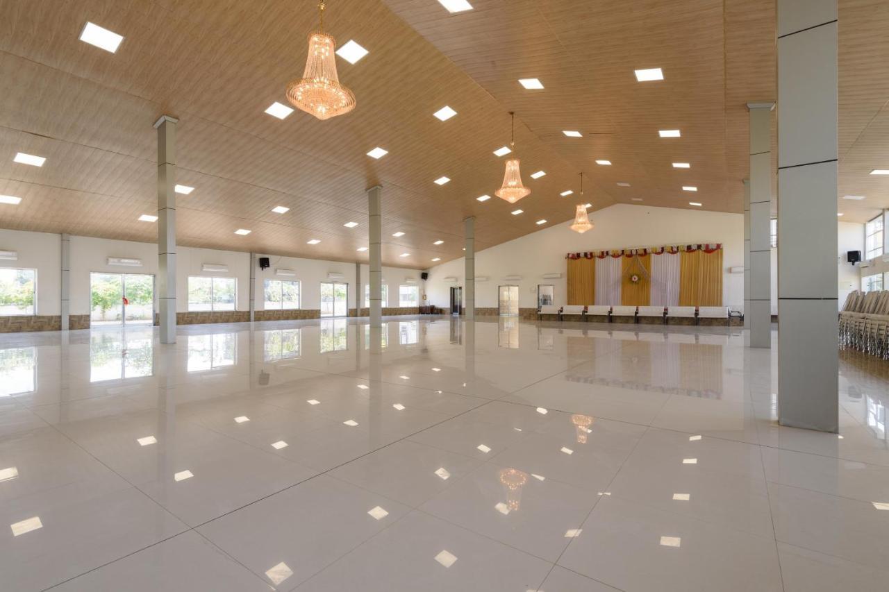 Oyo 22964 Kundan Lawns Hotel Ширди Екстериор снимка